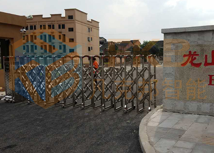 龍山名居伸縮門